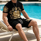 👕 50 % RABATT NU! 👑 T-shirt- och shorts-set för män med guldkrönmönster – Snyggt, andningsbart och perfekt för avslappnade sommardagar eller sportiga looks 🩳