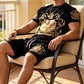 👕 50 % RABATT NU! 👑 T-shirt- och shorts-set för män med guldkrönmönster – Snyggt, andningsbart och perfekt för avslappnade sommardagar eller sportiga looks 🩳