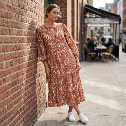 👗 BLOMMIG V-RINGAD MIDIKLÄNNING — Figursydd Silhuett | Lätt & Luftig | Perfekt för Bröllop & Trädgårdsfest 🌸