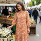 👗 BLOMMIG V-RINGAD MIDIKLÄNNING — Figursydd Silhuett | Lätt & Luftig | Perfekt för Bröllop & Trädgårdsfest 🌸