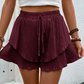💃 Dam flödande shorts med volang-lager – kjol-liknande utseende med shorts-trygghet, resår med dragsko & andningsbart tyg, perfekt för varma dagar & strandpromenader 🏖️