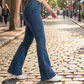 💃 Dam klassiska stretch-flare-jeans – figurnära genom höft & lår, utsvängda från knät, perfekta för att framhäva figuren & ge en lång siluett 🌸